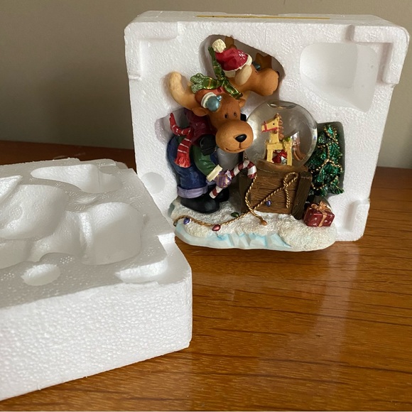 Moose friends mini globe Christmas ornament - Picture 4 of 7